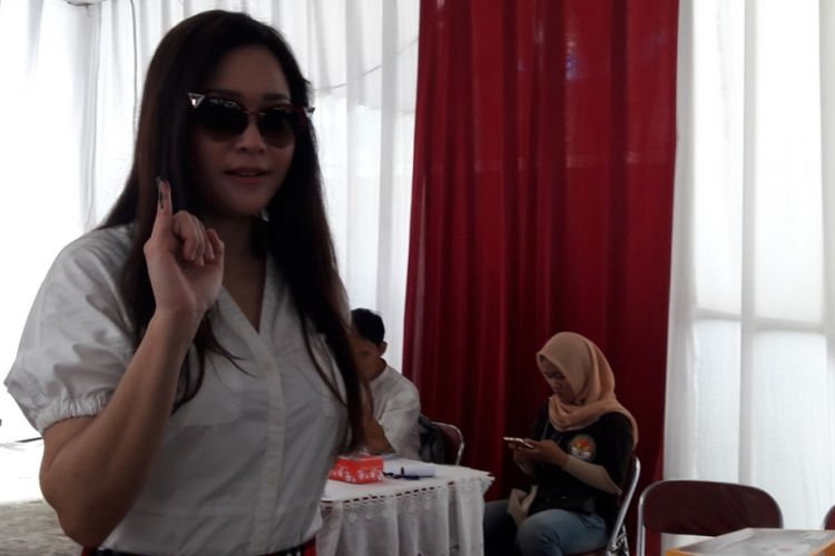 Maia Estianty di TPS 12, Kelurahan Jatipadang, Pasar Minggu, Jakarta Selatan, Rabu (19/4/2017).