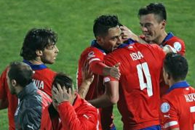 Para pemain Cile merayakan gol mereka ke gawang Uruguay, pada laga perempat final Copa America 2015, di Estadio Nacional Julio Martinez Pradanos, Santiago, Kamis (25/6/2015) pagi WIB.