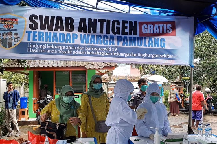 Sejumlah warga menjadi relawan pelacakan kasus Covid-19 di Kampung Tangguh Jaya RW 12 Kelurahan Pamulang Barat, Tangerang Selatan, Senin (15/2/2021).