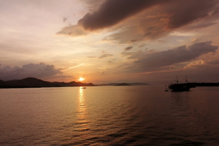 Menikmati matahari tenggelam di Pulau Kalong, di kawasan TN Komodo, NTT, Selasa (13/11/2018).