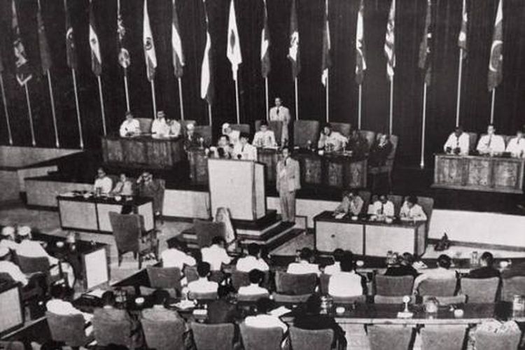 Konferensi Asia Afrika (KAA) yang menjadi salah satu perkembangan politik pada Masa Demokrasi Parlementer.