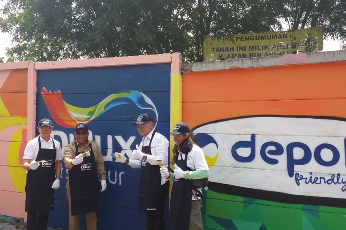 Seremoni program Warna-warni Kemenangan yang digelar oleh produsen cat Dulux ditandai pengecatan dinding oleh Wali Kota Depok Mohammad Idris, Presiden Direktur AkzoNobel Decorative Paints Indonesia Jun de Dios, dan Aweng, anggota komunitas mural Depok, di Jalan Juanda, Kota Depok, Selasa (8/5/2018).