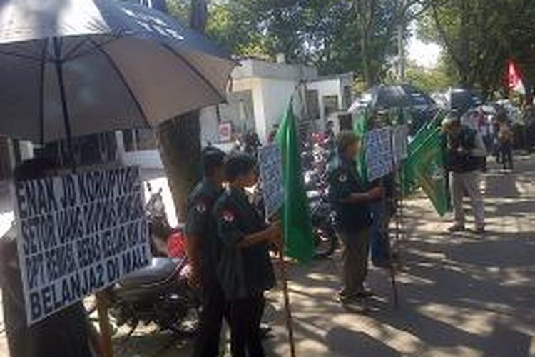 LSM Gerakan Ganyang Mafia Hukum melakukan aksi demonstrasi di depan Pengadilan Negeri Bandung, tepat pada sidang perkara suap hakim yang menghadirkan terdakwa Setyabudi Tejocahyono, Kamis (15/8/2013)