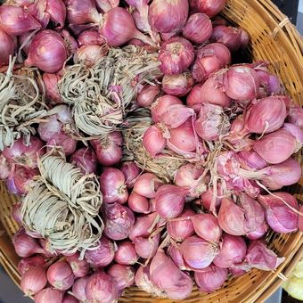 Wadah bambu untuk menyimpan bawang merah agar tidak mudah busuk. 