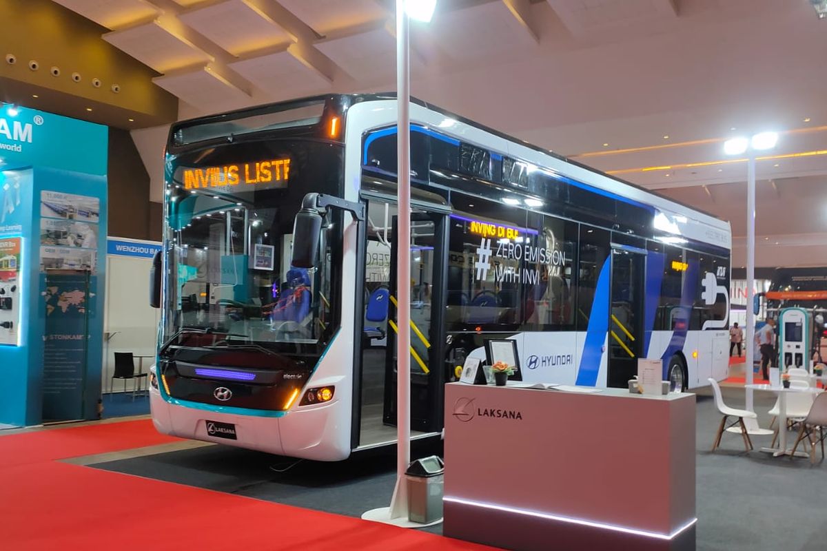 Bus listrik buatan Karoseri Laksana di Busworld 2024