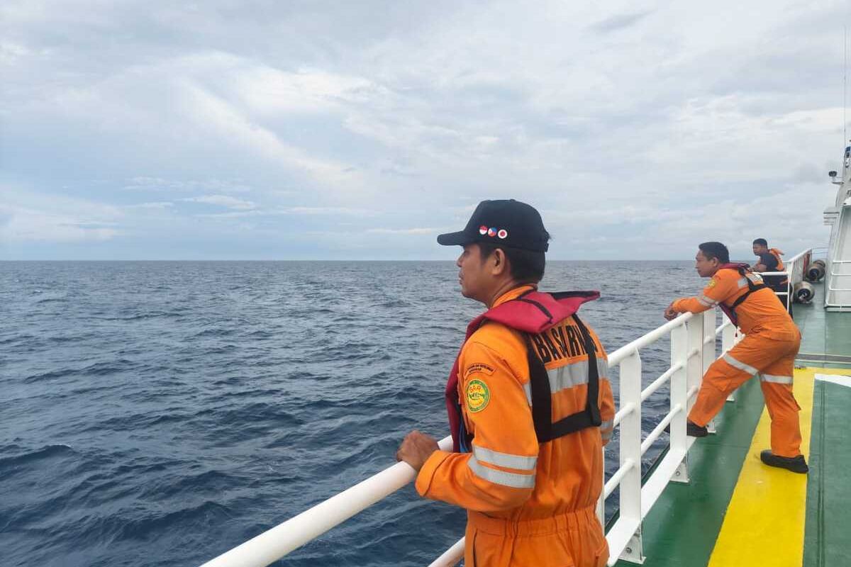 Personel SAR gabungan memantau perairan dalam operasi pencarian kapal ambulans yang dinyatakan hilang kontak di perairan Selat Makassar, Kabupaten Pangkajene dan Kepulauan (Pangkep), Sulawesi Selatan (Sulsel), Selasa (21/10/2025).