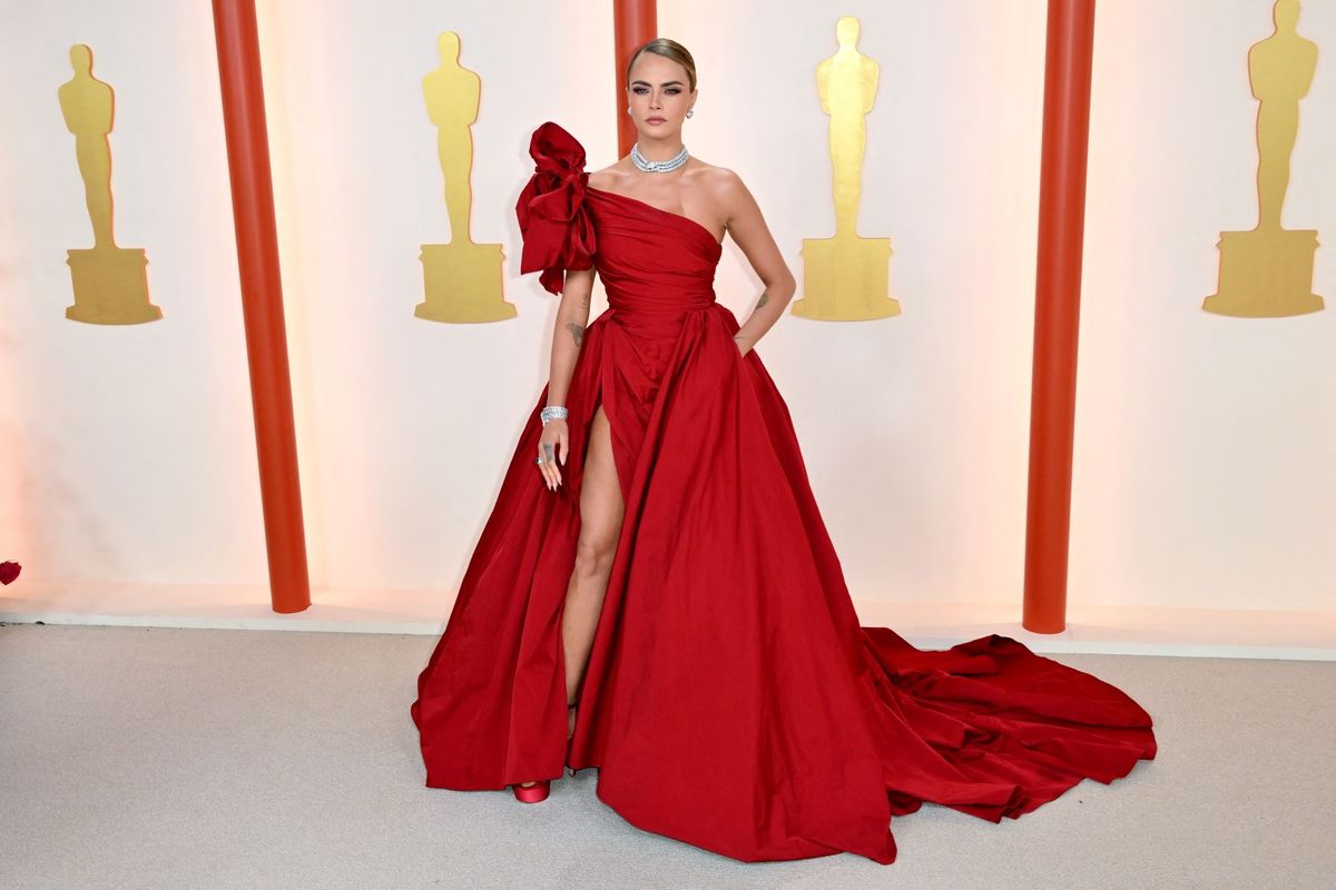 Cara Delevingne hadir di Oscar 2023 dengan gaun merah koleksi Elie Saab

