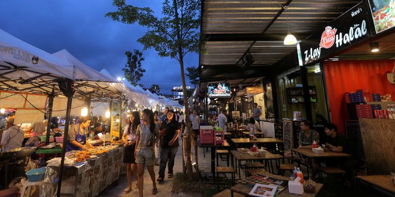 Kedai pizza Z-Lay di pasar malam Chillva, Phuket, Thailand, merupakan salah satu kedai yang memasang tulisan halal agar wisatawan atau warga yang beragama muslim tidak ragu untuk mampir saat berkunjung ke Chillva.