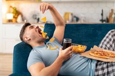 5 Cara Mengatasi Perut Begah Setelah Makan Terlalu Banyak