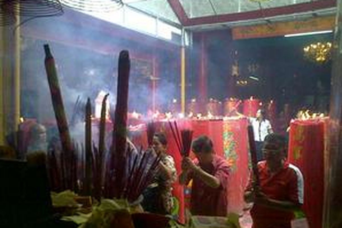 Warga Tionghoa tampak khusyuk membakar hio dan memanjatkan doa menyambut tahun baru Imlek di Vihara Dharma Bhakti, Petak Sembilan, Glodok, Jakarta Barat, Minggu (14/2/2010).