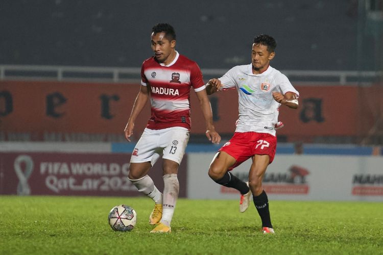 Pemain Madura United Dodi Alexvan Djin dijaga ketat pemain Persija Jakarta Dony Tri Pamungkas saat pertandingan babak penyisihan Grup B Piala Presiden 2022 yang berakhir dengan skor 2-1 di Stadion Segiri Samarinda, Selasa (28/9/2022) malam.