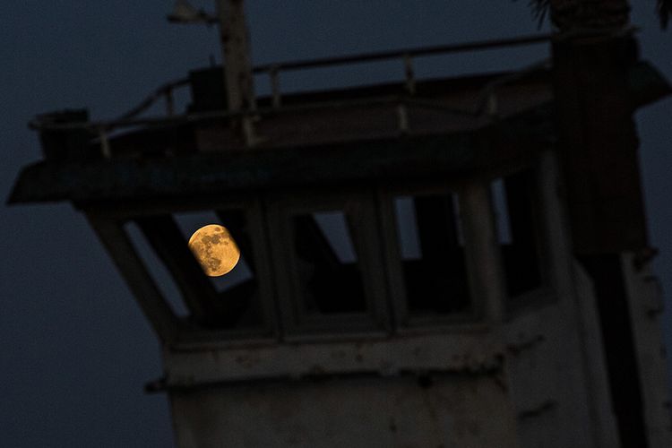 Penampakan bulan purnama 'Strawberry Moon' saat berlangsung gerhana bulan penumbra, terlihat di atas langit Kota Pelabuhan Basra, Irak, Jumat (5/6/2020) malam. Dua fenomena langit, bulan purnama strawberry dan gerhana bulan penumbra, yang jarang terjadi bersamaan ini bisa terlihat di sebagian besar Eropa, Afrika, Asia, Australia, Samudera Hindia, dan Australia.