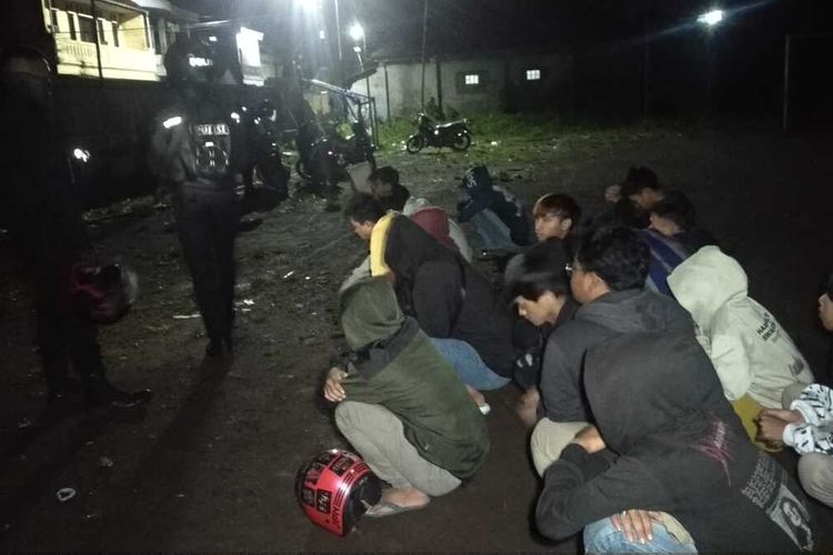 puluhan geng motor di Kota Tasikmalaya berhasil diamankan petugas Kepolisian saat terpergok menenggak minuman keras (miras) di Jalan Cilingga, Mangkubumi, Kota Tasikmalaya, Jawa Barat, Minggu (13/11/2022).