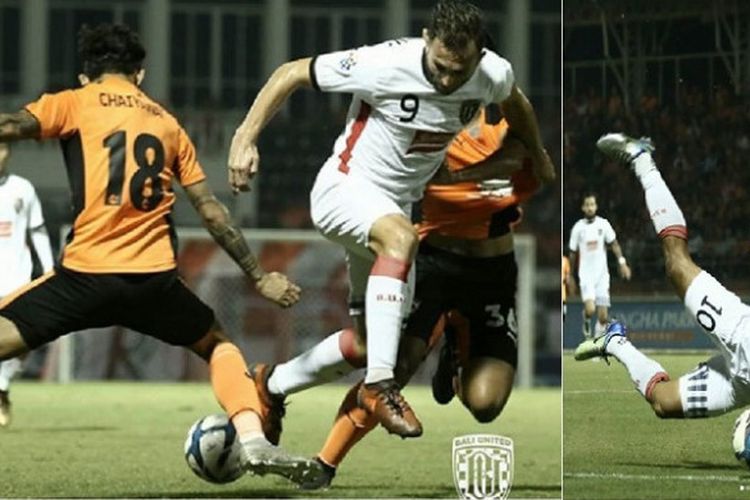 Striker Bali United Ilija Spasojevic diapit dua pemain Chiangrai United dalam duel kualifikasi kedua Liga Champions Asia 2018 di Stadion Singha, Chiang Rai, Thailand, Selasa (23/1/2018) malam WIB. Irfan Bachdim (kanan) terjatuh saat memburu bola.