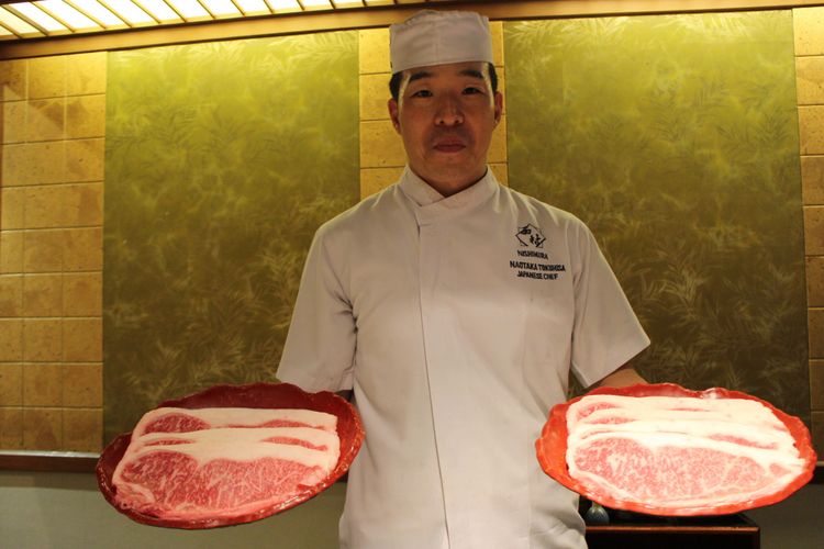 Chef di restoran Nishimura menunjukkan Hida Beef, Shangri-La Hotel, Jakarta.