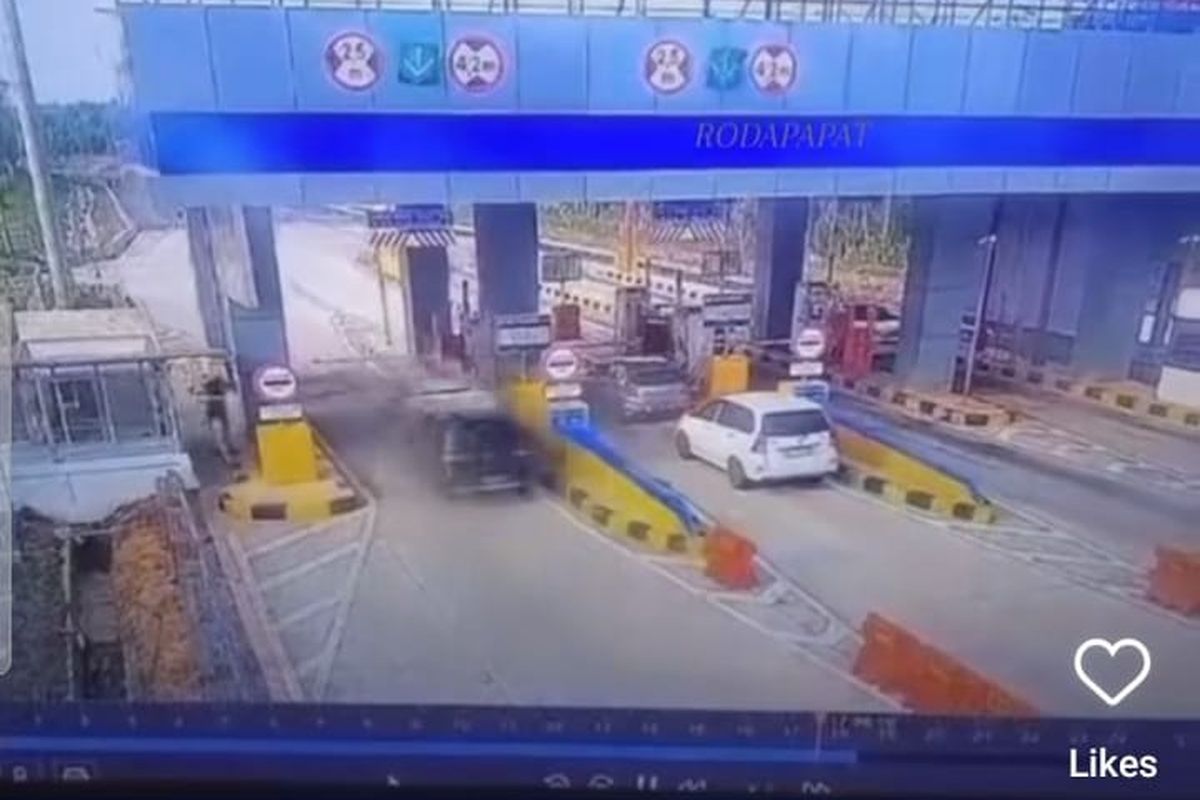 Video viral di dunia maya memperlihatkan kecelakan tabrak belakang di gerbang tol. Mobil Nissan Grand Livina terlihat menabrak Daihatsu Gran Max yang akan membayar tol.
