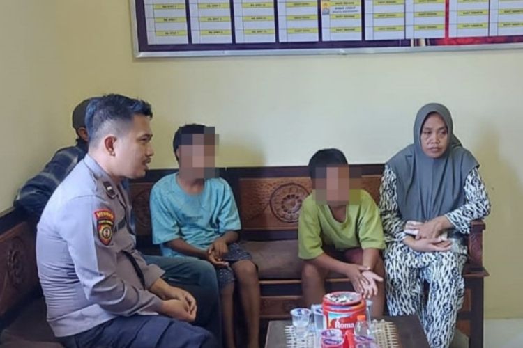 Kedua bocah asal Sampang yang nekad hendak ke Jakarta mengendarai motor, saat berada di kantor Polsek Pangarengan Sampang. Pihak kedua orang tua bocah tersebut dipanggil untuk dimediasi soal kasus kedua bocah tersebut.