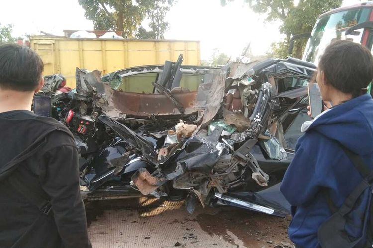 Mobil Toyota Innova Riborn mengalami ringsek berat usai menabrak bagian belakang truk fuso di kawasan Jalan Soekarno Hatta Palembang. Akibat kejadian tersebut, seorang penumpang mobil tewas di tempat.