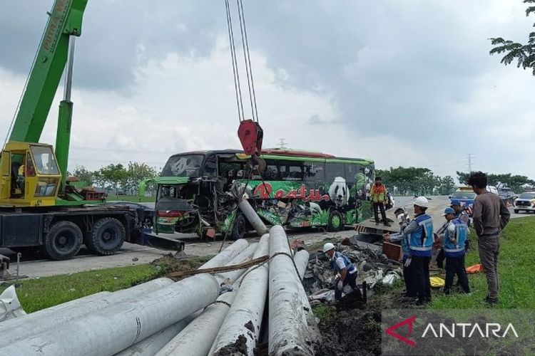 Petugas mengevakuasi bus Restu Panda yang mengalami kecelakaan di Tol Ngawi-Solo, Rabu (3/1/2024). Tabrakan antara bus dan truk tronton ini menewaskan dua orang.