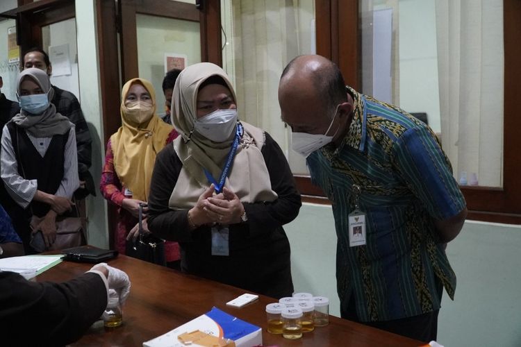 Bupati Jepara Dian Kristiandi dan pimpinan perangkat daerah di Jepara menjalani tes urine yang digelar oleh Badan Narkotika Nasional Propinsi (BNNP) Jawa Tengah, Selasa (19/10/2021) di Setda Jepara.