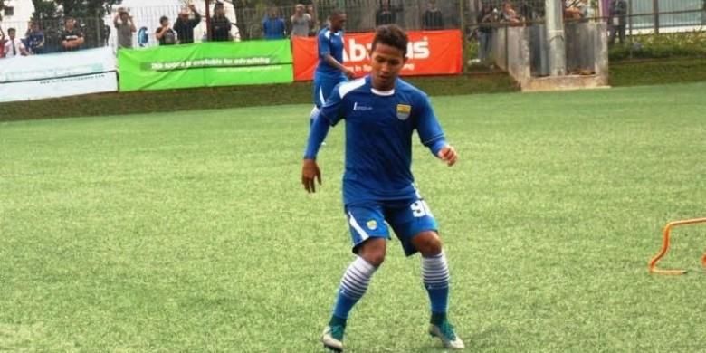 Gelandang serang muda milik Persib Bandung, Gian Zola