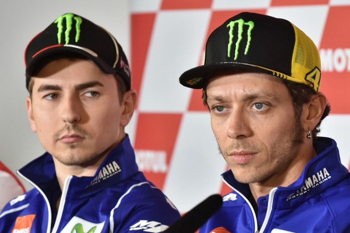 Valentino Rossi diapit oleh Jorge Lorenzo (kiri) dan Marc Marquez (kanan) pada sesi konferensi pers jelang MotoGP Jepang 2015 pada 8 Oktober 2015.