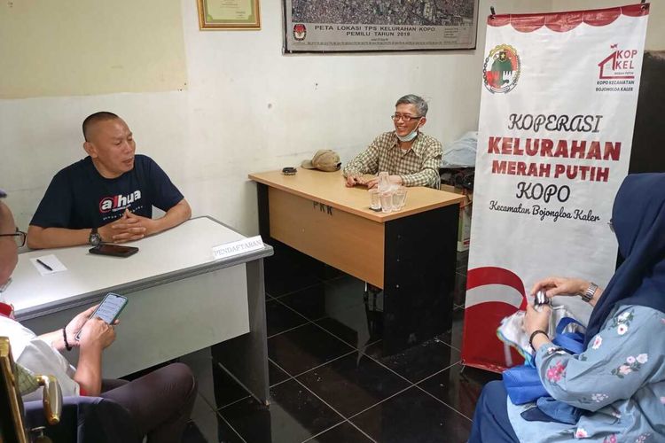 Pengurus koperasi tengah berbincang di Ruangan LPM Kelurahan kopo, Bojong Loa Kaler, Kota bandung, yang dipakai sebagai Koperasi Merah Putih Kopo, Kamis (16/10/2025)