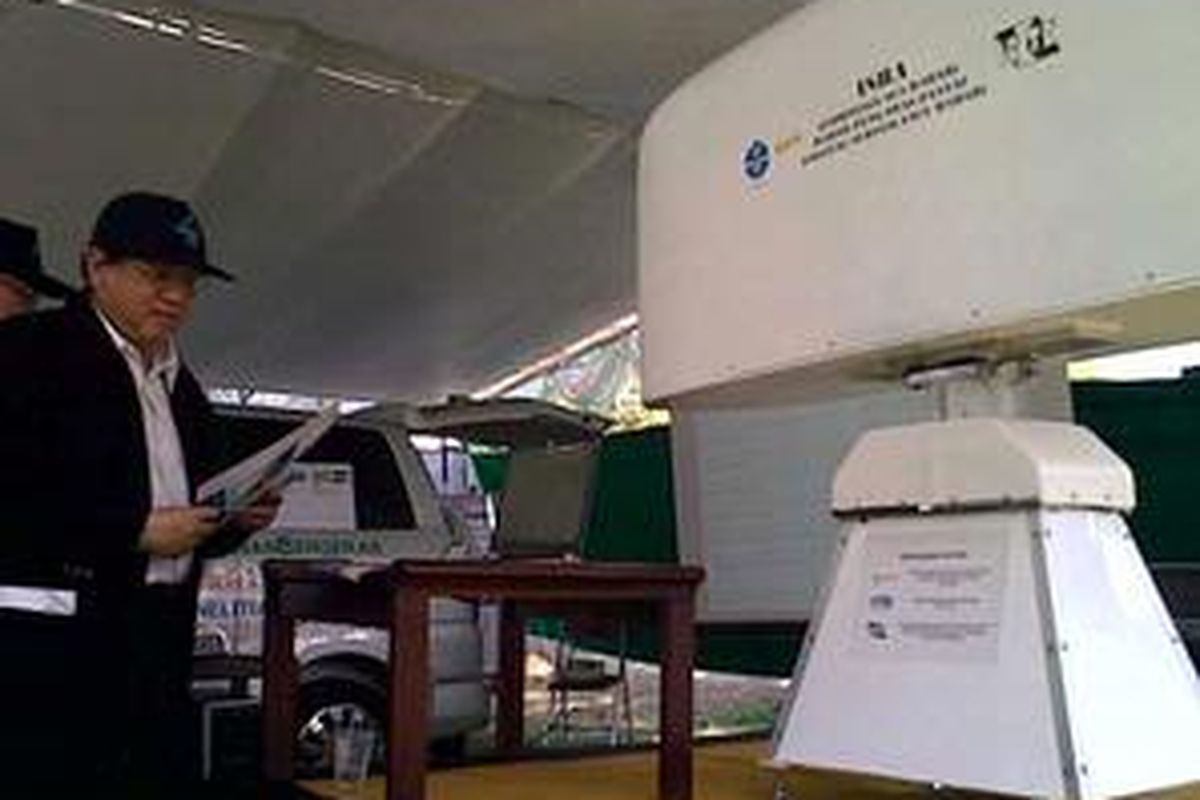Kepala LIPI Prof. Dr. Umar Anggara mengamati radar ISRA saat peluncuran di Balai Besar Pengembangan Teknologi Tepat Guna Subang, Kamis (20/8).