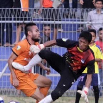 Kaki kanan kiper PSAP Sigli, Agus Rohman (kanan) terlihat mengarahkan ke perut striker Persiraja, Akli saat perebutan bola bersama bek PSAP, Erik Saputra (bawah) di injury time babak kedua dalam duel kedua tim di Divisi Utama Liga Indonesia musim 2014 di Stadion H Dimurthala, Lampineung, Banda Aceh, Sabtu (10/5/2014). Laga tersebut dimenangi Persiraja, 1-0. 