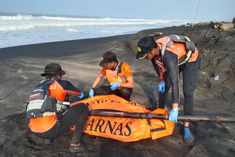 Petugas SAR saat mengevakuasi Hamdan (45 tahun) seorang nelayan asal Indramayu Jawa Barat yang sempat dikabarkan hilang akibat diterjang gelombang laut Sukabumi pada Selasa (5/8/2025) lalu.