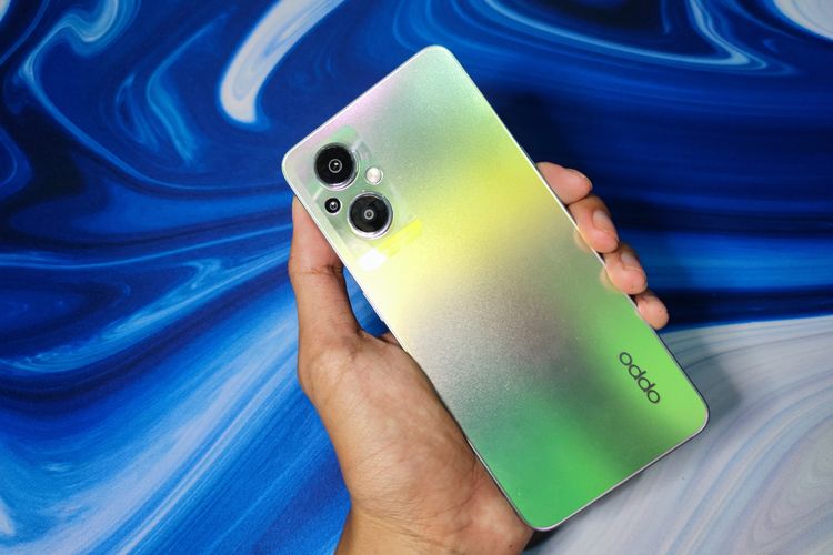 Bagian punggung Oppo Reno7 Z 5G dirancang dengan lapisan Oppo Glow dengan proses Laser Direct Imaging (LDI) sehinga menghasilkan gradien warna saat terkena cahaya.