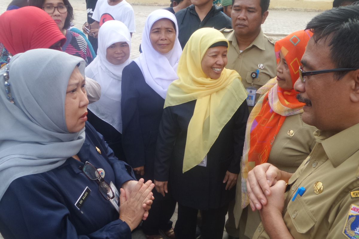 Wakil Gubernur DKI Jakarta Djarot Saiful Hidayat saat ditemui Sri Rajati guru SD 17 Jakarta Timur, Senin (27/2/2017)