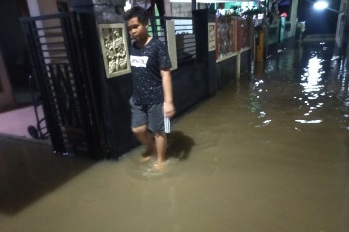 Banjir merendam wilayah RW 09, Kelurahan Kelapa Dua Wetan, Ciracas, Jakarta Timur, Minggu (1/3/2020) malam.