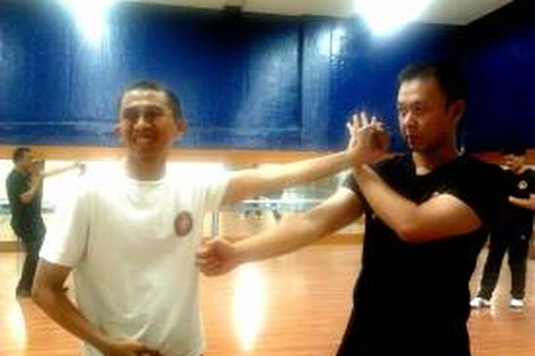 Asisten instruktur wing chun Jakarta, Hnedra Yudha (kiri) memeragakan gerakan wing chun bersama salah seorang murid di Sanggar Ananda, pintu VII Gelora Bung Karno, Jakarta Selatan, Kamis (7/11/2013).