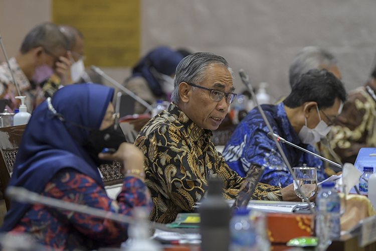 Ketua Dewan Komisioner OJK Wimboh Santoso dalam rapat kerja dengan Komisi XI Dewan Perwakilan Rakyat (DPR) di Jakarta pada Kamis (9/12/2021 