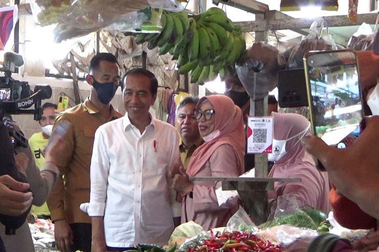 Presiden RI Joko Widodo atau Jokowi mendatangi dan menyapa pedagang di Pasar Rakyat Malindungi di Sorowako, Luwu Timur, Sulawesi Selatan, Kamis (30/3/2003)