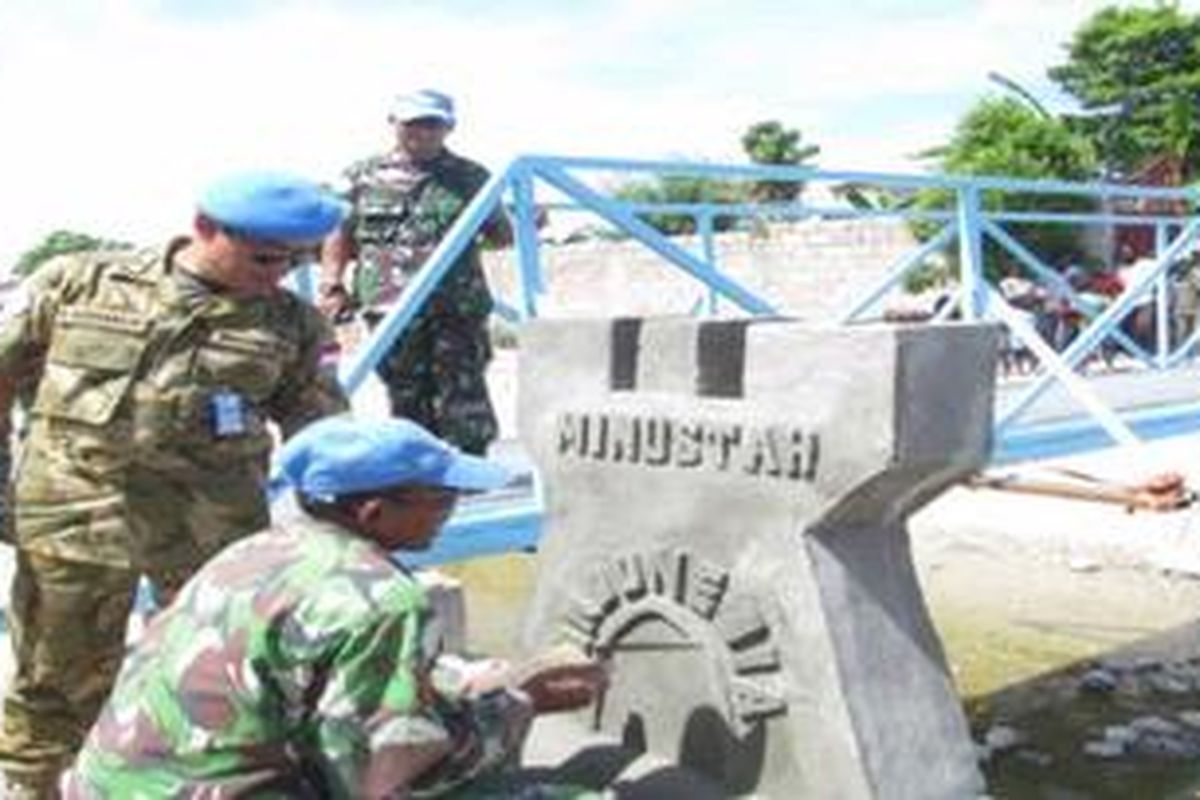 Prajurit TNI, Satgas Kompi Zeni TNI Kontingen Garuda XXXII-A/MINUSTAH (Mission des Nations Unies pour la�Stabilisation en Ha�ti), berhasil menyelesaikan pembangunan jembatan di kawasan kanal, Gonaives-Haiti.