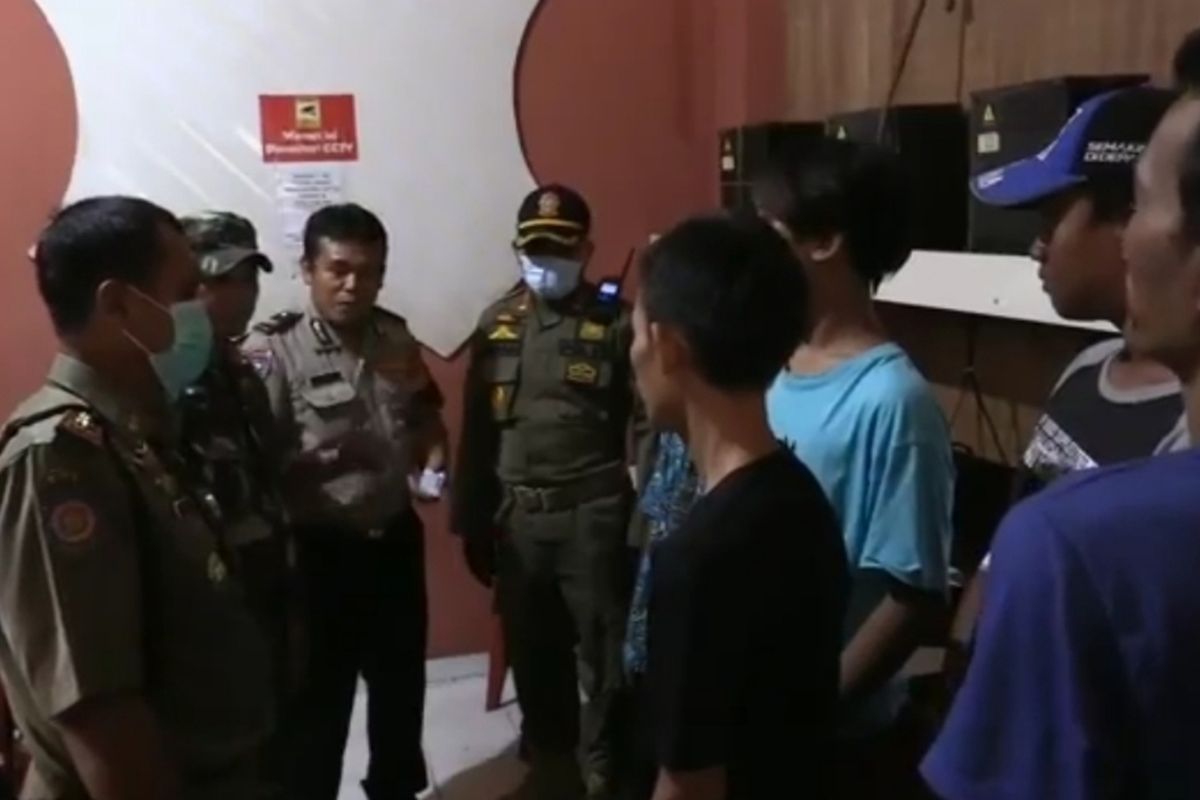 Satpol PP Kecamatan Pulogadung beserta kepolisian saat merazia warung internet (Warnet) di kawasan Pulogadung, Jakarta Timur, Jumat (20/3/2020).