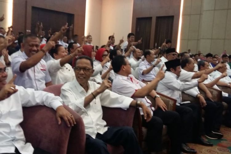 Para kepala daerah di Riau yang mendukung  Jokowi-Maruf, pasangan capres-cawapres nomor urut 01, saat deklarasi relawan Projo di Hotel Aryaduta Pekanbaru, Riau, Rabu (10/10/2018).