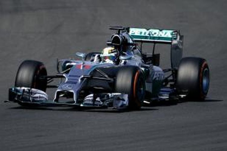 Pebalap Mercedes asal Inggris, Lewis Hamilton, membalap di Sirkuit Silverstone pada sesi latihan pertama GP Inggris, Jumat (4/7/2014).