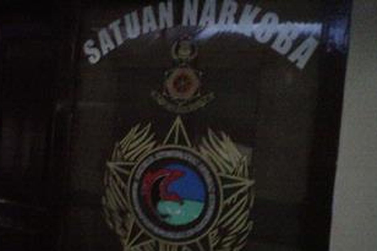 Salah seorang oknum aparat Kepolisian Resor (Polres) Bone, Sulawesi Selatan dibekuk rekannya sendiri saat asyik berpesta narkoba jenis sabu sabu. Selasa, (26/03/2013).