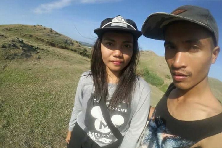 Dedy Suriadi dan Eka Darmayanti, sepasang kekasih, ditemukan tewas setelah terempas dan terseret arus saat swafoto di Pantai Telawas di Desa Mekar Sari, Kecamatan Praya Barat, Kabupaten Lombok Tengah, Minggu (14/1/2018).