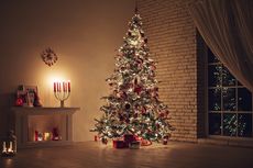 Mengapa Lampu Hias Pohon Natal Selalu Kusut Setelah Dirapikan?