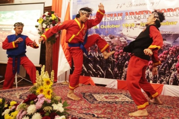 Atraksi pencak silat mewarnai resepsi diplomatik perayaan HUT ke-74 TNI di Kantor Atase Pertahanan RI di Kairo, Mesir, Kamis (12/12/2019).