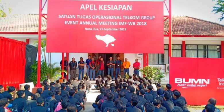 Direktur Enterprise and Business Service Telkom Dian Rachmawan saat memberikan arahan kepada Tim Satuan Tugas TelkomGroup untuk Event Annual Meeting IMF-WBG 2018 di Bali, pekan lalu. Layanan ICT TelkomGroup serta Tim Satuan Tugas yang bersiaga 24 jam siap mendukung suksesnya penyelenggaraan event berskala internasional tersebut. 