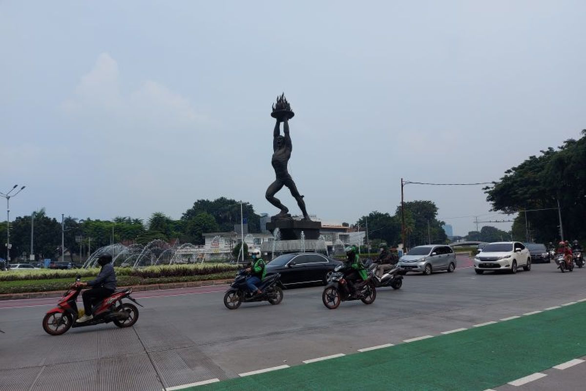 Arus lalu lintas di sekitar Jalan Sudirman-Senayan terpantau lancar meski tengah berlangsung aksi May Day Fiesta oleh massa buruh di kawasan Gelora Bung Karno, Sabtu (14/5/2022).