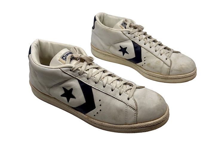 Sepatu Converse All-Star keluaran 1983 milik Michael Jordan