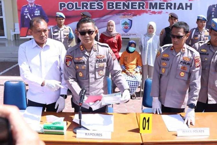 Kapolres Bener Meriah AKBP Nanang Indra Bakti memperlihatkan barang bukti kasus penipuan rekrutmen CPNS di Bener Meriah. 