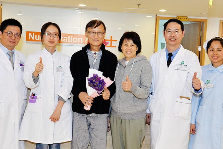 Foto bersama How Peng Kooi bersama istri dan para tim medis