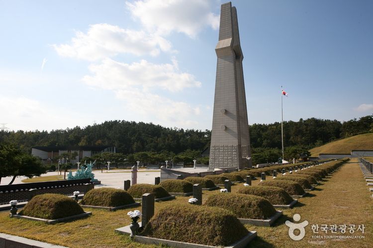 Tempat wisata sejarah bernama May 18th National Cemetery di Korea Selatan.